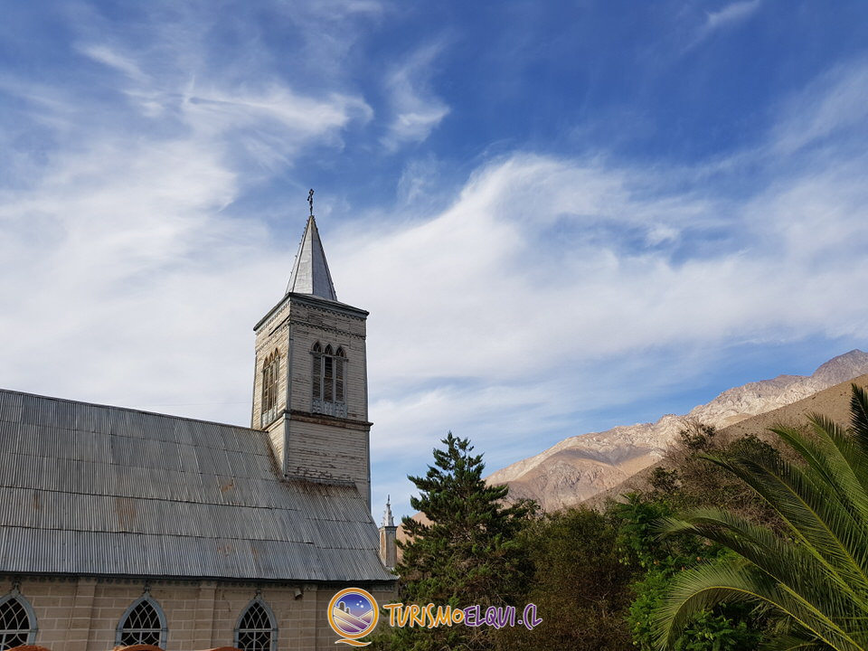 Vista sur campanario iglesia pisco elqui