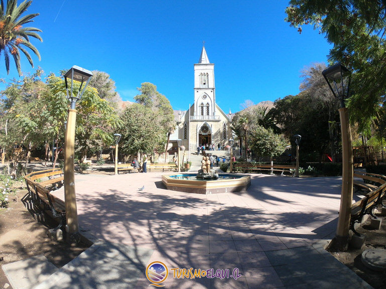 iglesia pisco elqui plaza